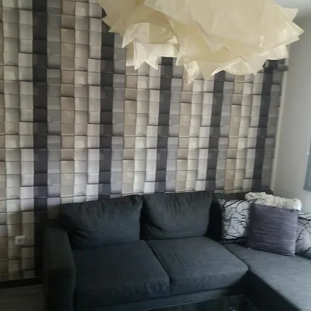 Top Center Apartment *