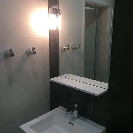 Top Center Apartment *
